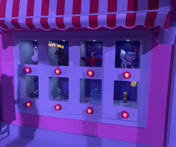 Pet Parlor exhibit — a row of animatronic animal characters at Nickelodeon Play Istanbul