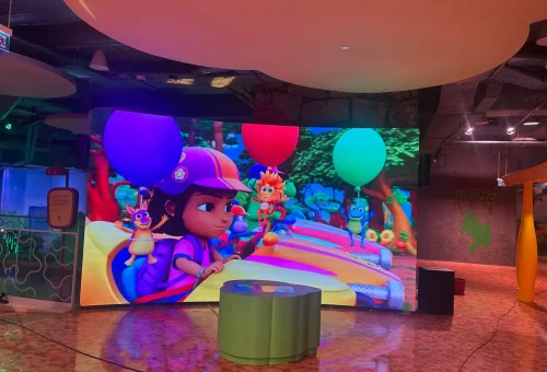 Exposición Dora LED Wall: una pantalla de video LED curva de alta resolución en Nickelodeon Play Istanbul.