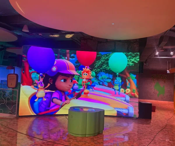Exposición Dora LED Wall: una pantalla de video LED curva de alta resolución en Nickelodeon Play Istanbul.
